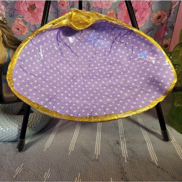 DECOUPAGE CLAM SHELL DECOUPAGE PURPLE POLKA DOTS ON A CLAM SHELL TRINKET DISH - Picture 1 of 10